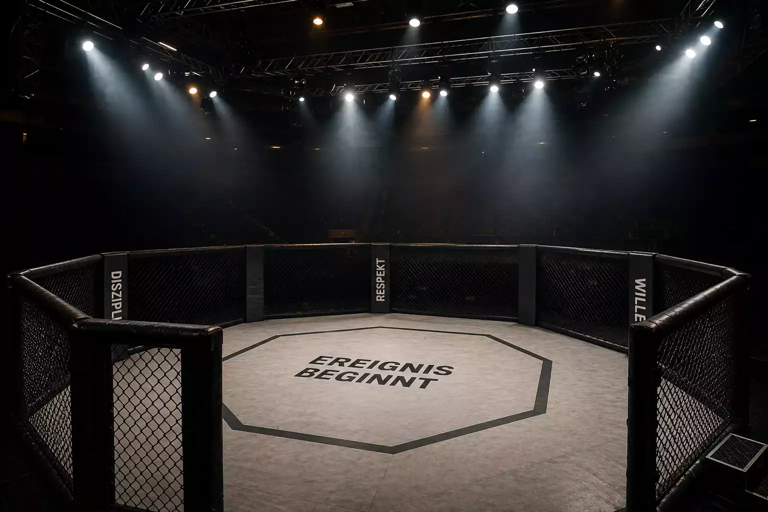 Leeres UFC-Oktagon unter Scheinwerferlicht vor einer Fight Night Veranstaltung